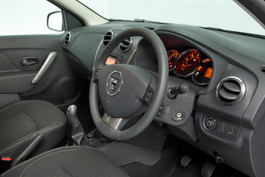 Интерьер Dacia Logan MCV 2013 года  (UK) (фото 5 из 20)